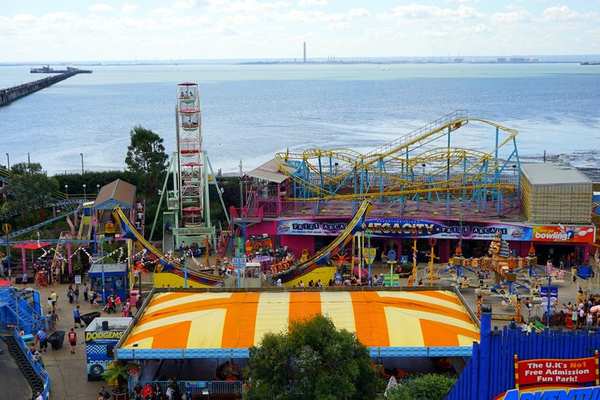 family theme park breaks uk